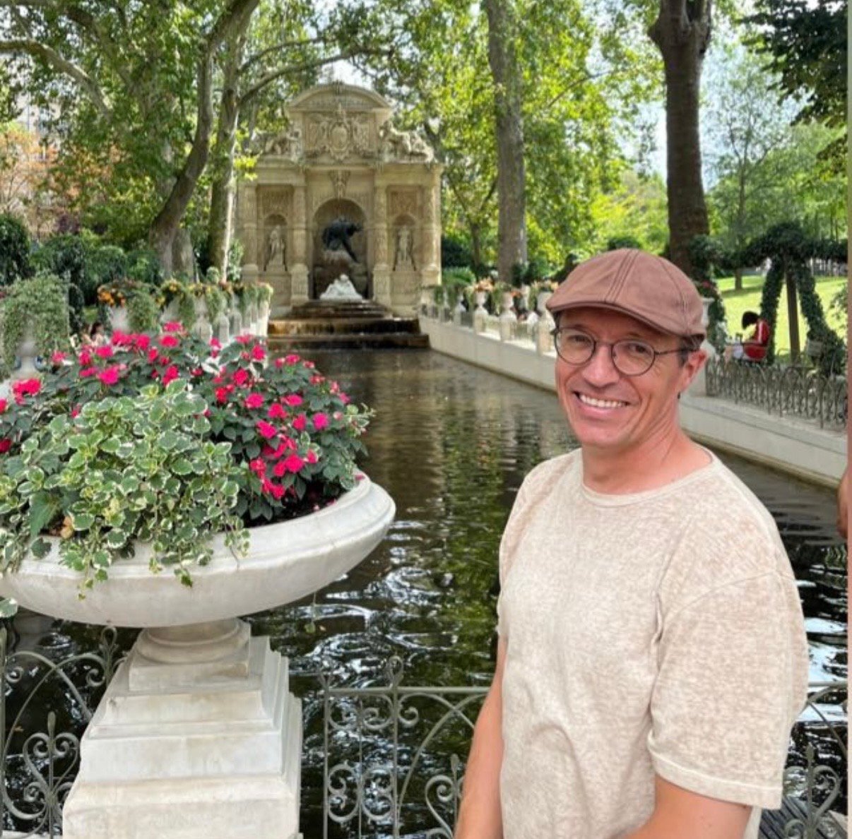 Frank Emmerich, guide-conférencier à Paris, au Jardin du Luxembourg, devant la fontaine de Médicis.