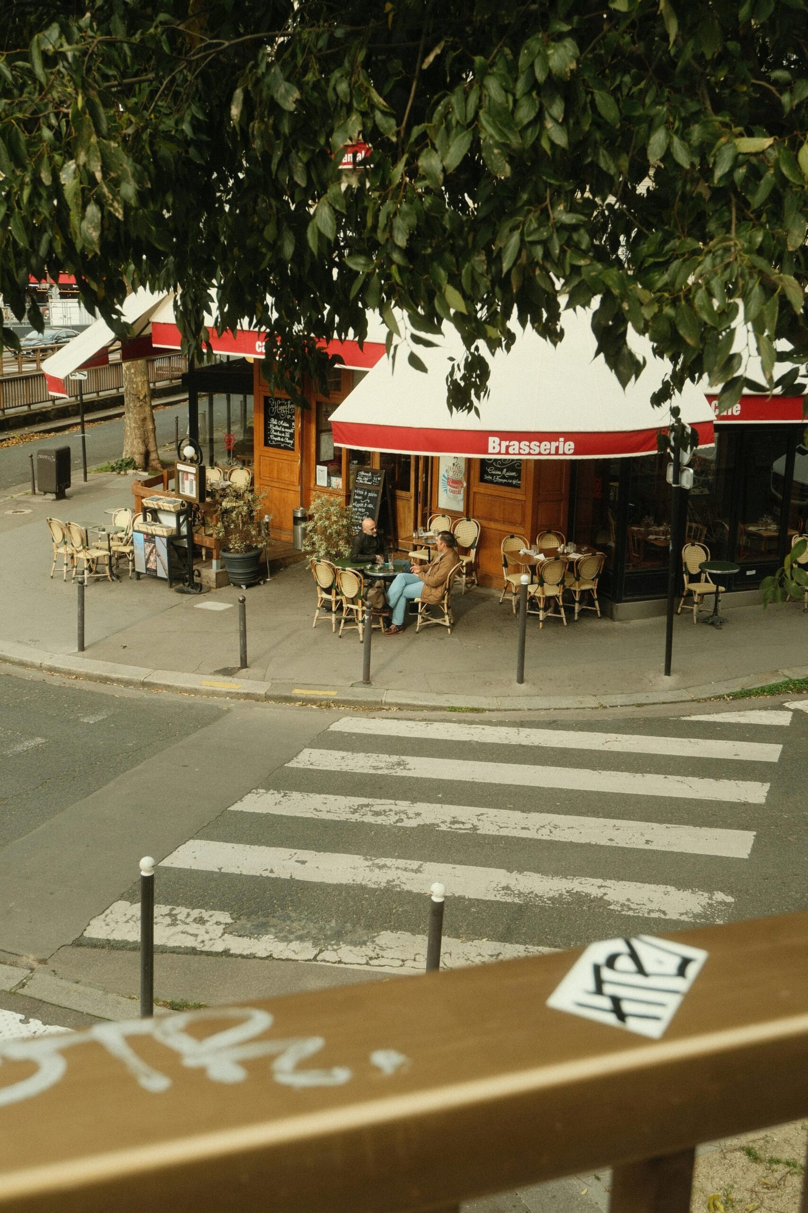 Intérieur d'une brasserie parisienne traditionnelle
