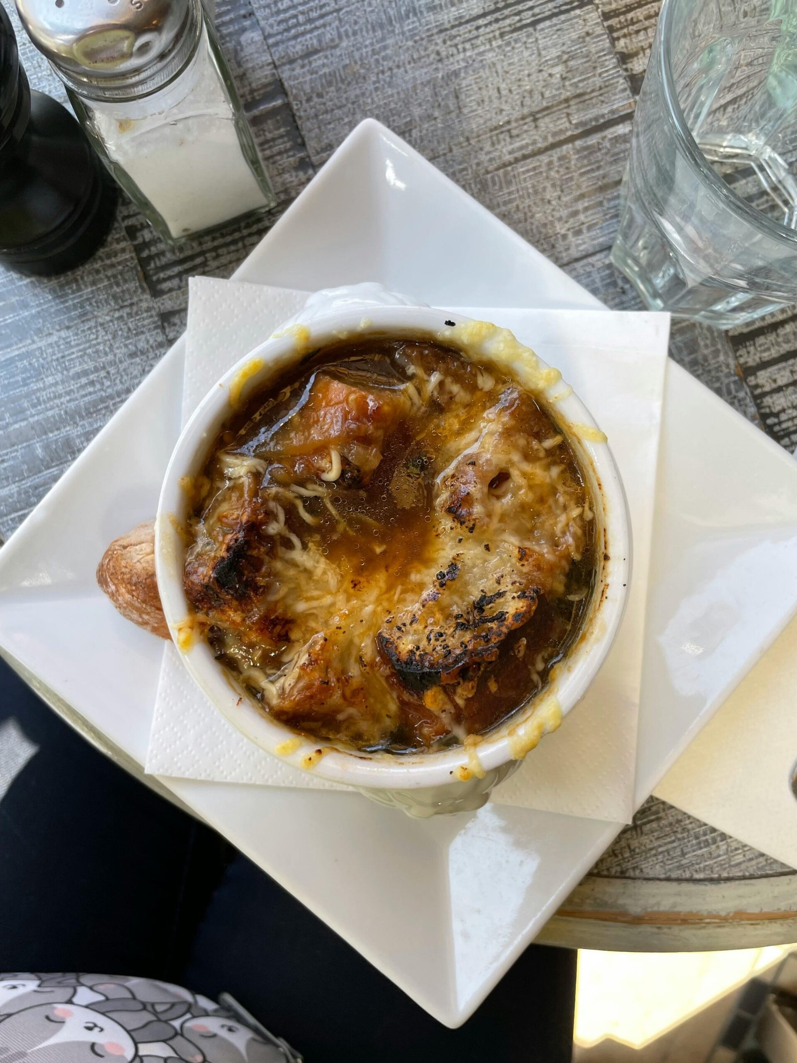 Ambiance Belle Époque dans une brasserie parisienne