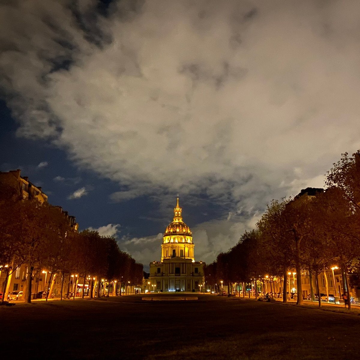 Le dôme des Invalides illuminé la nuit, vu depuis le parvis
